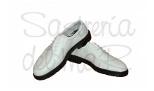 Zapatos blancos de uniforme