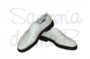 Zapatos blancos de uniforme